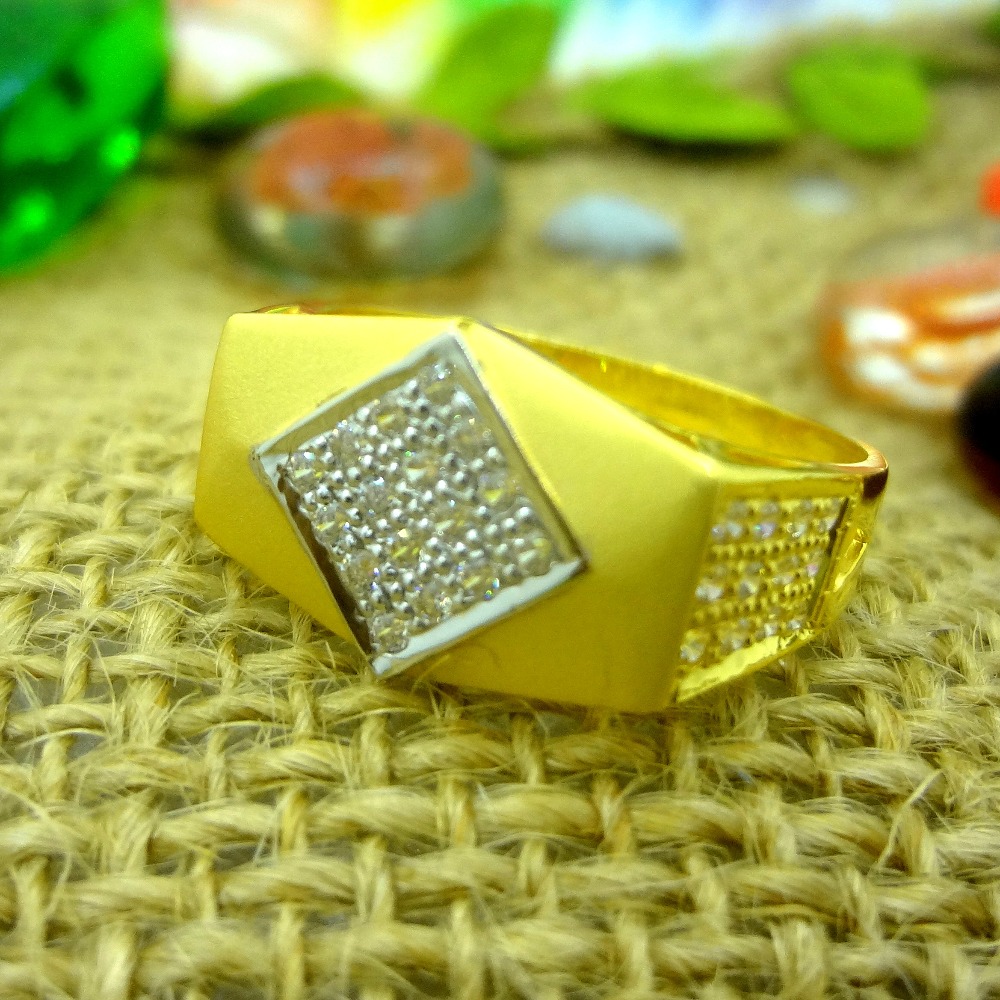 Tetragonal design 22 kt gold gents ring