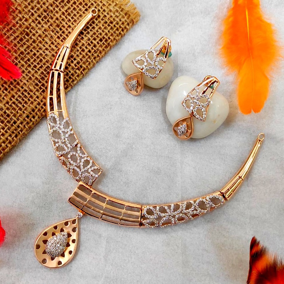 Trendy look 18 kt rose gold necklace set