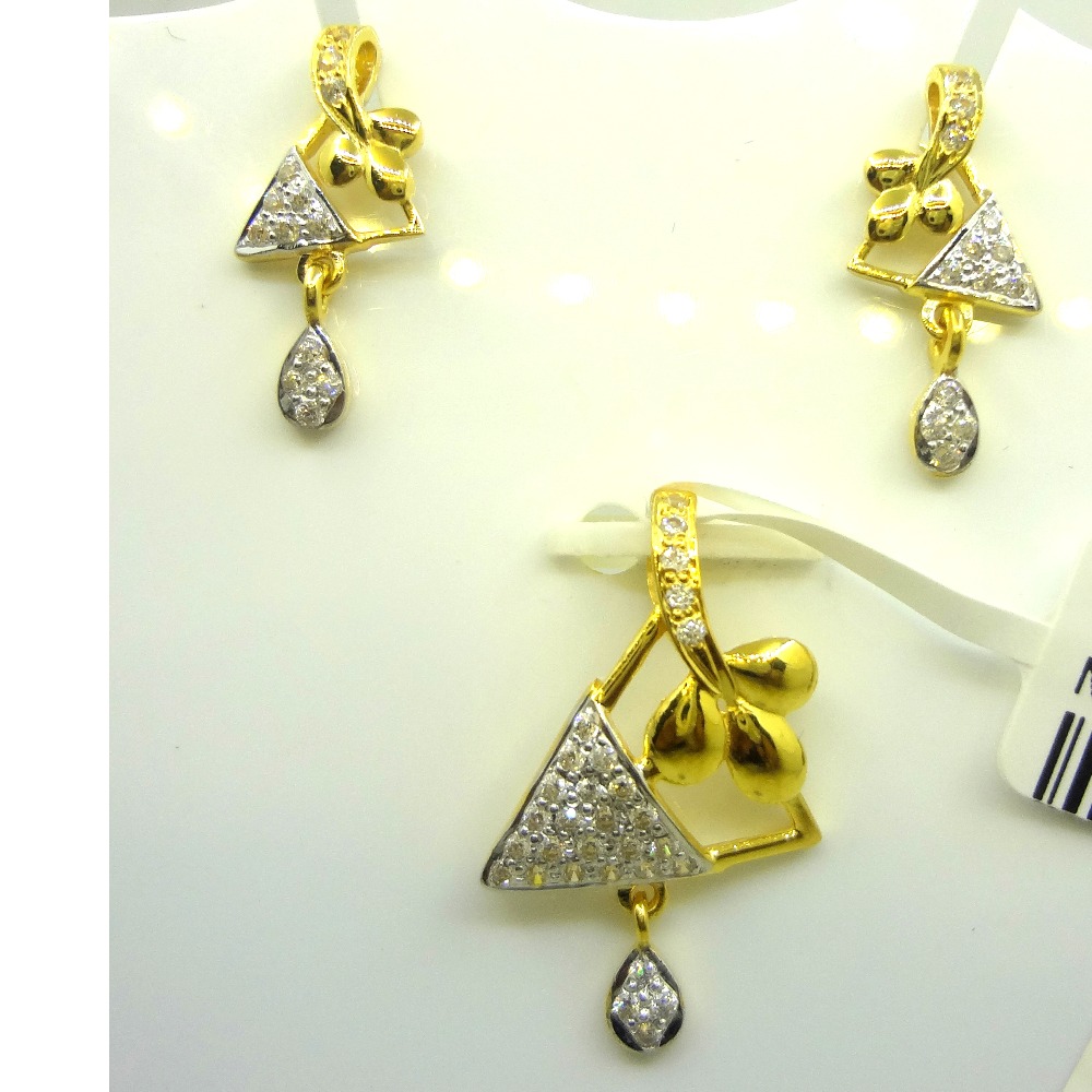 Trio leaflets design 22 kt gold pendant set