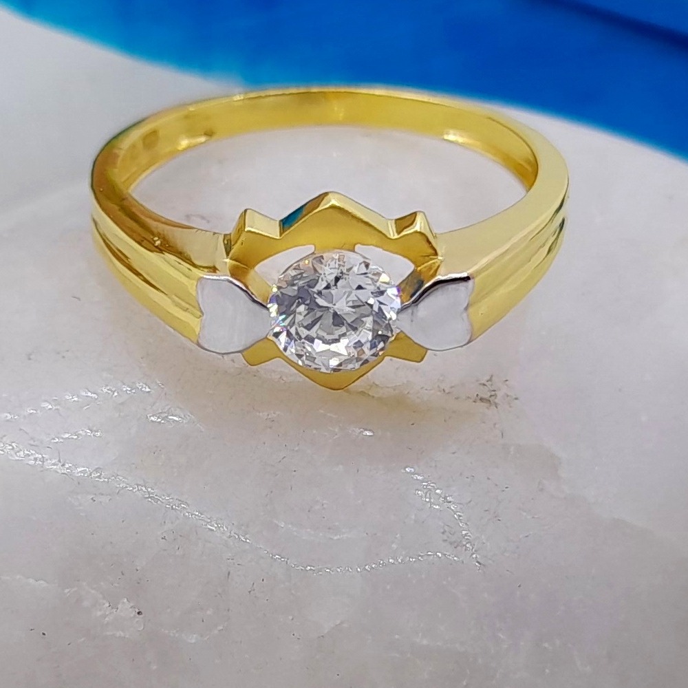 Round cut solitare 22 kt gold ladies ring