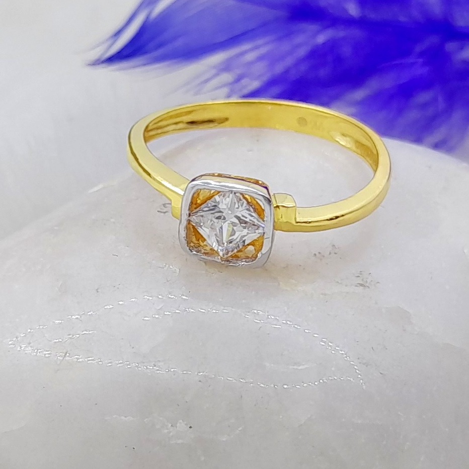 Classic engagement 22 kt gold solitare ladies ring