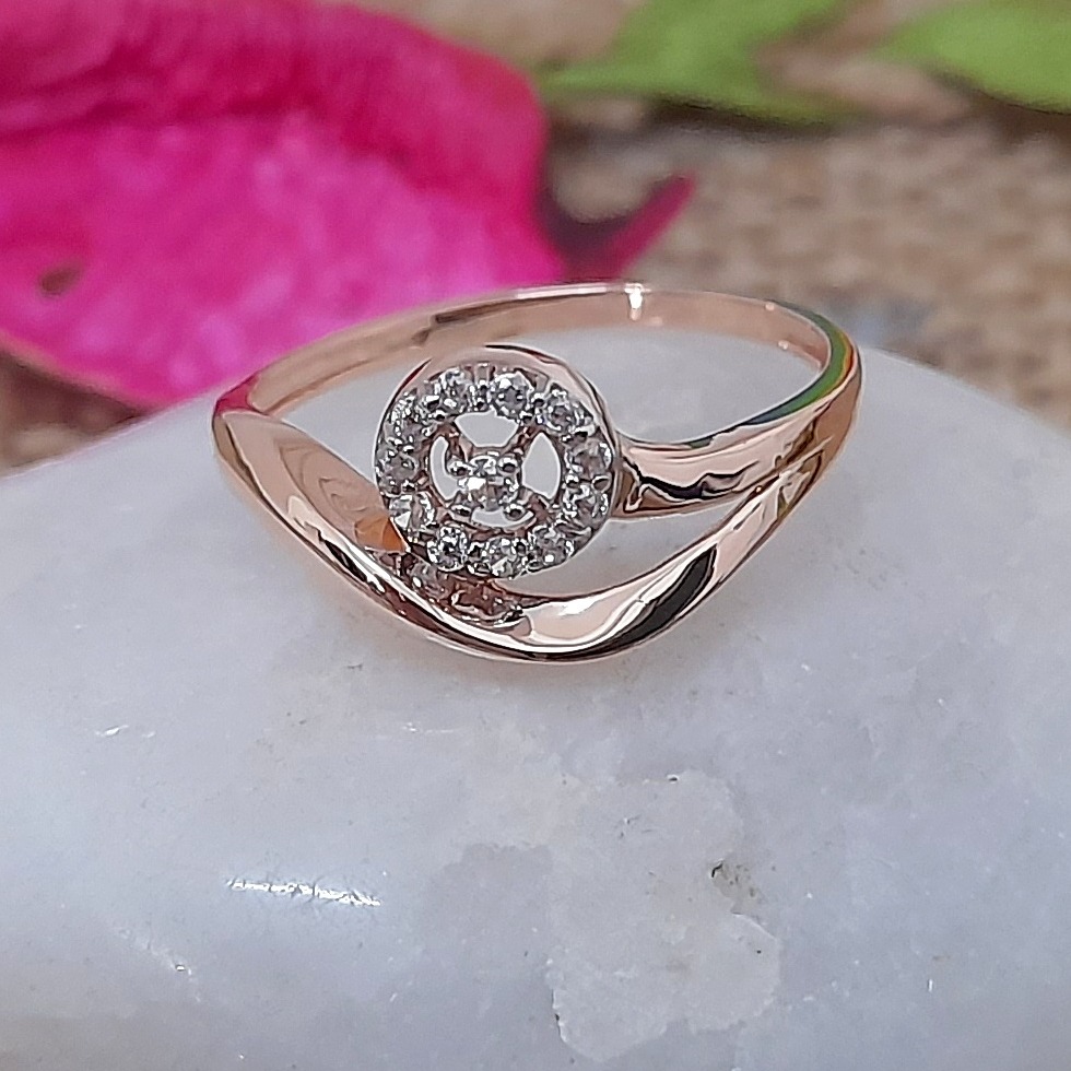 Simple and elegant 18 kt rose gold ladies ring
