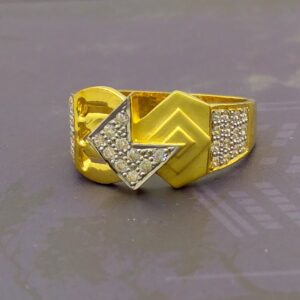 Adorable cz diamiond pattern 22 kt gold gents ring