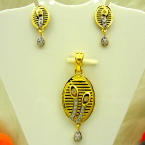 Oval shape 22 kt gold  elegant pendant set