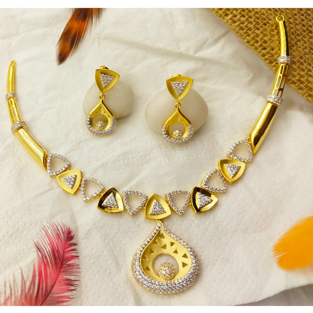 Lovely triangle pattern with unique pendant 22 kt gold necklace