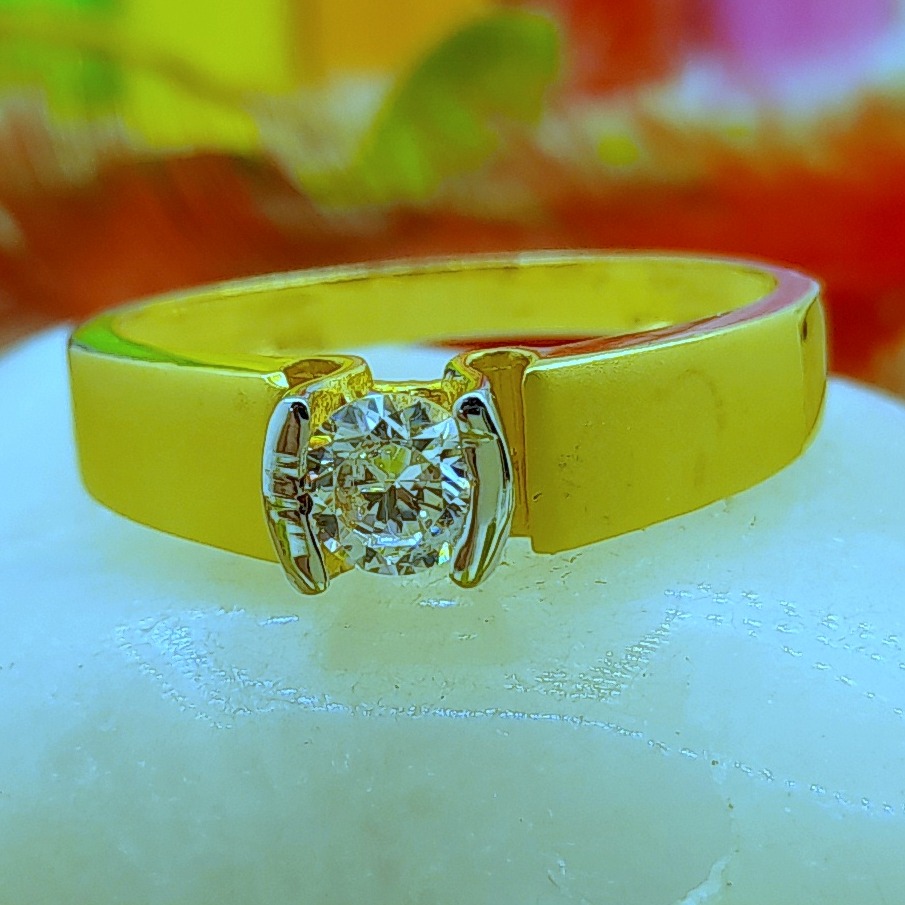 White diamond 22kt engagement solitaire gents ring