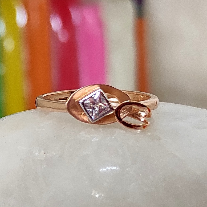 18 kt rose gold oval shape solitare ladies ring