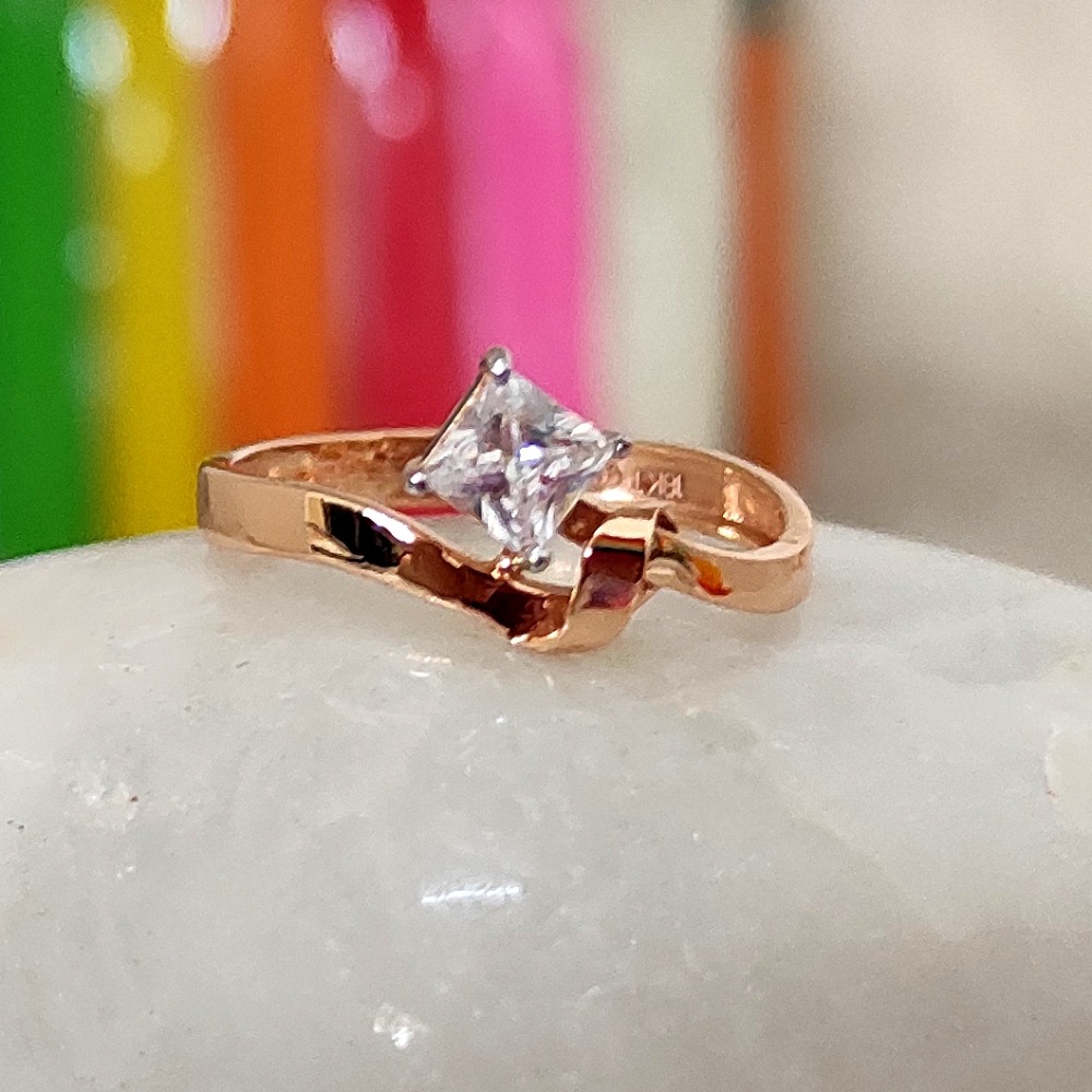 Simple 18 kt rose gold solitare ladies ring