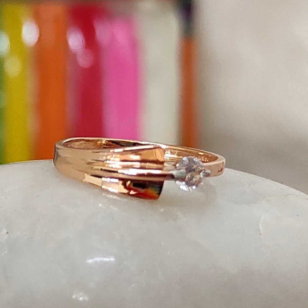 Amazing 18 kt rose gold solitare ladies ring