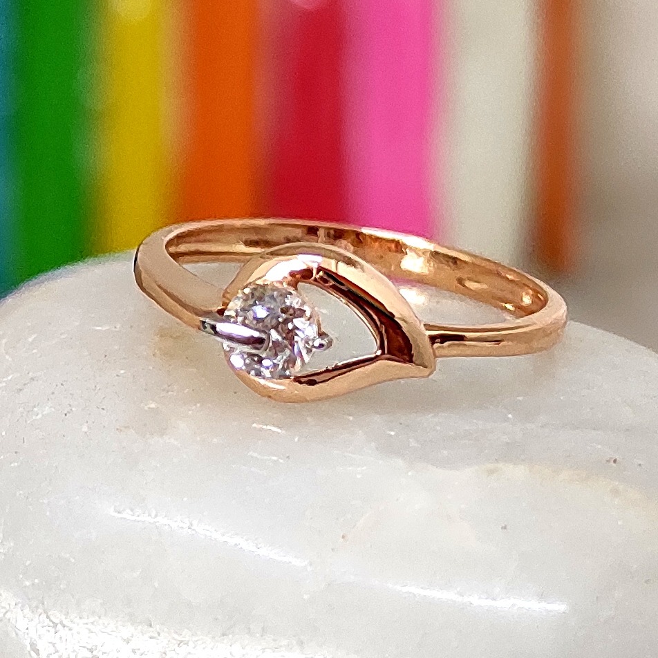 Valentine gift 18 kt rose gold solitare ladies ring