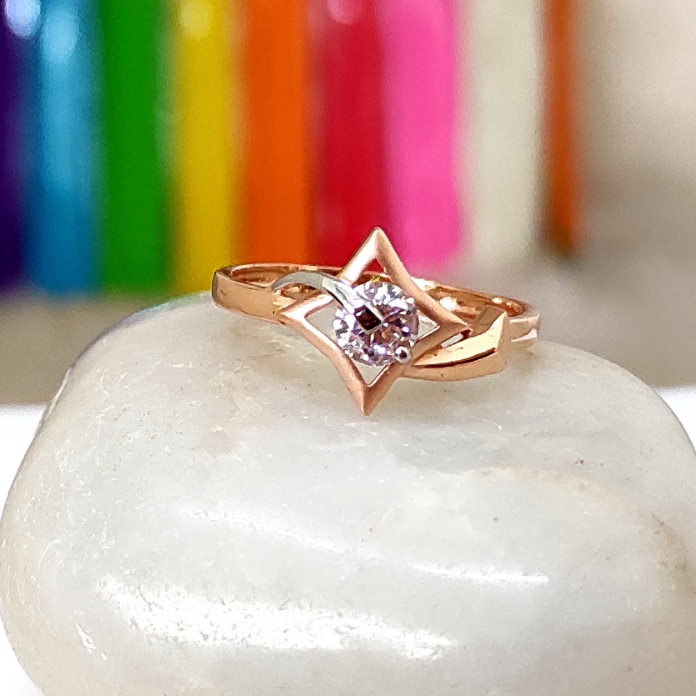 Trendy design 18 kt rose gold solitare ladies ring