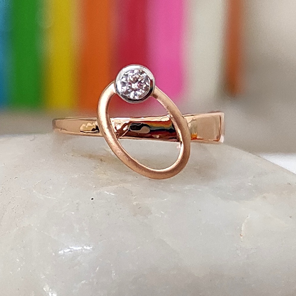Single stone oval shape 18 kt rose gold ladies ring