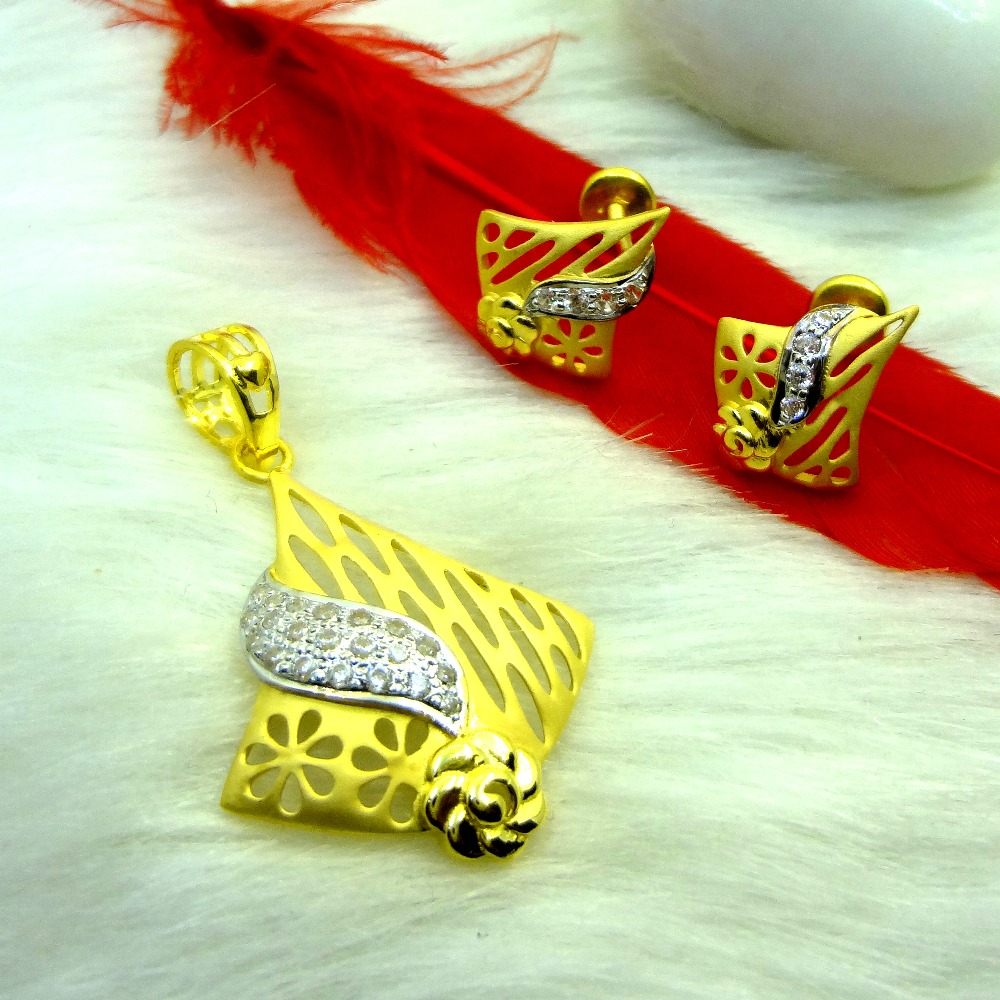 Amazing floral cutting 22kt gold pendant set
