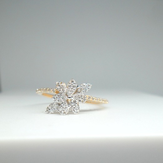 18KT Gold Special Engagement Ring For Ladies LRG0569
