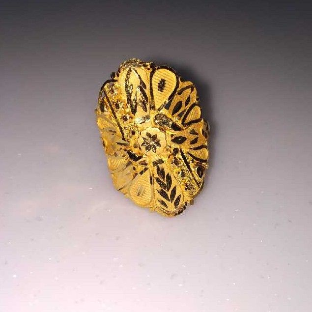 916 Attractive Gold Ladies Ring