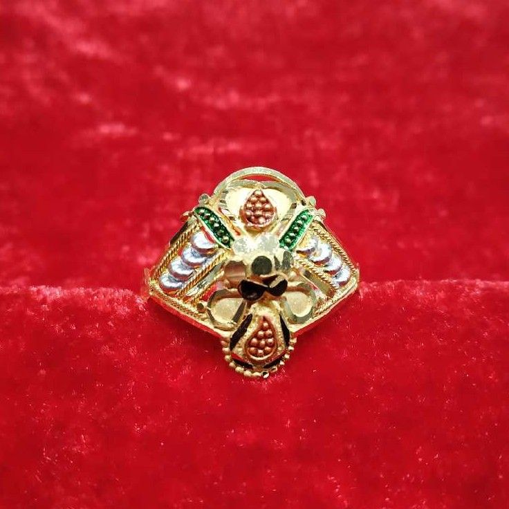 20kt Ladies Modern Ring