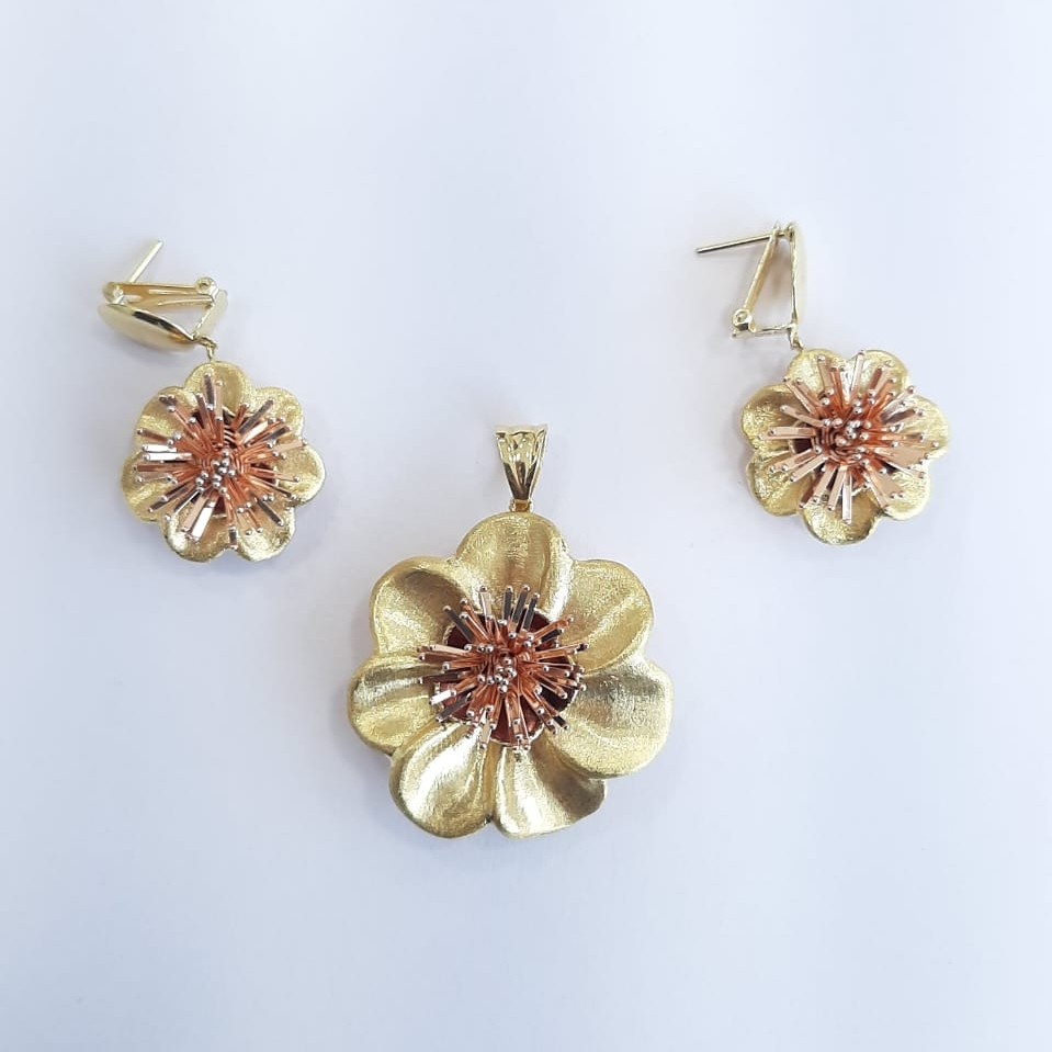 18kt beautiful pendant set