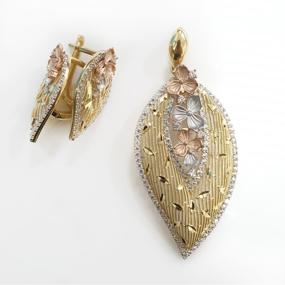 18KT Gold Designer Italian Pendant Set