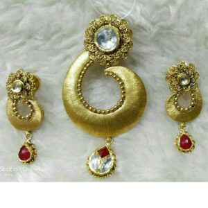916 Gold Ladies Antique Pendant Set