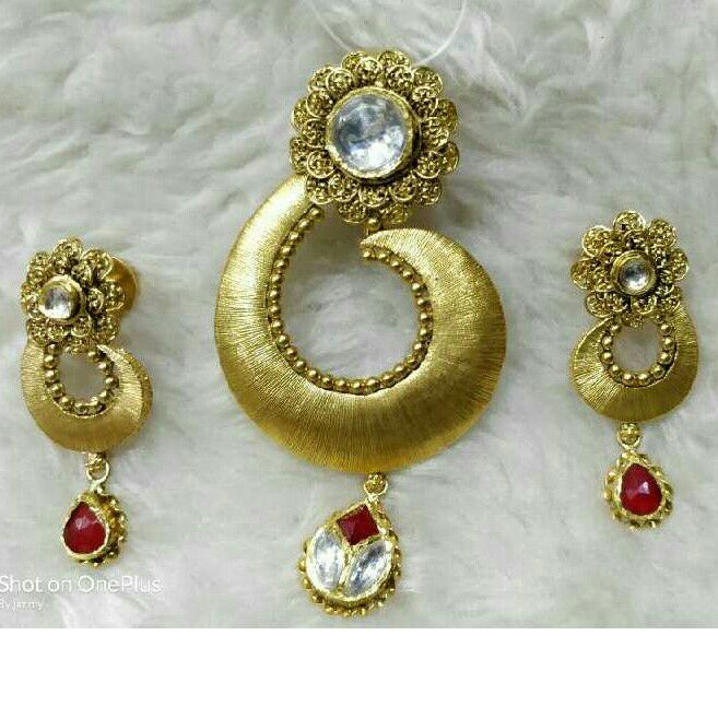 916 Gold Ladies Antique Pendant Set