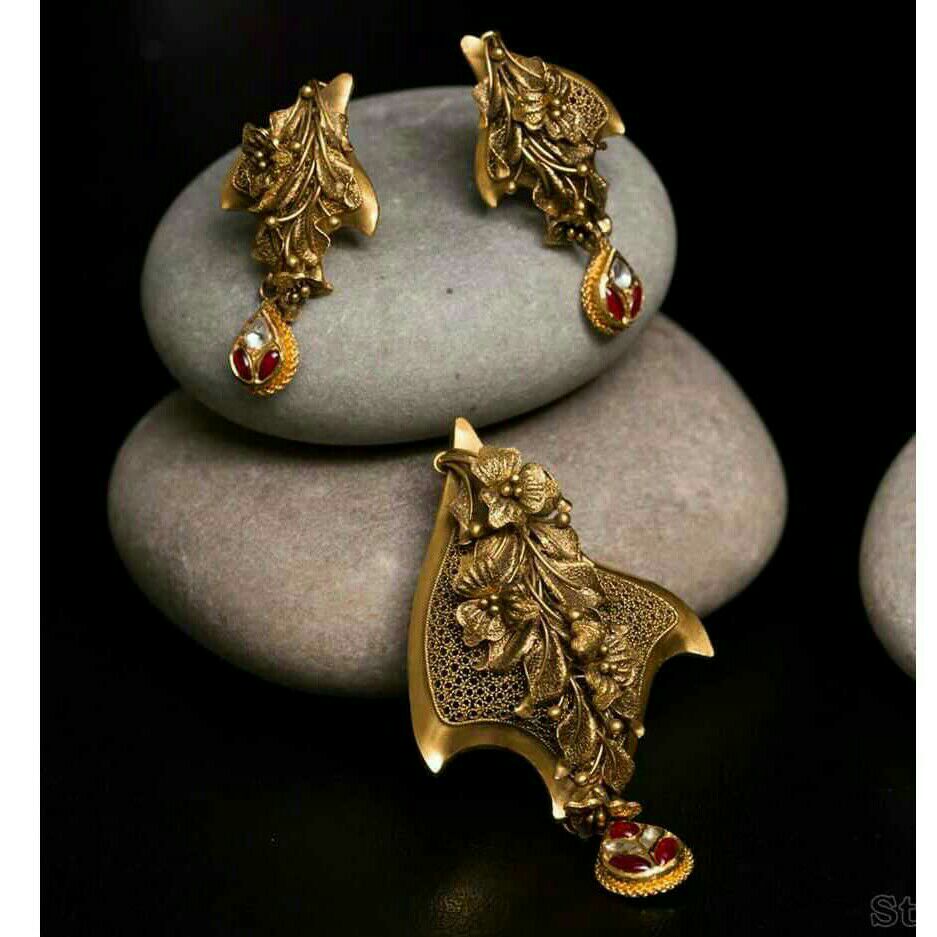 22K/916 Gold Antique Single Naka Pendant Set