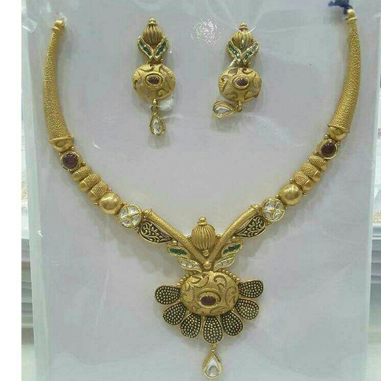 22KT/916 Antique Gold Ladies Attractive Necklace Set Yellow