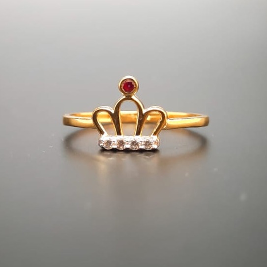 18 ct. gold queen taj ring