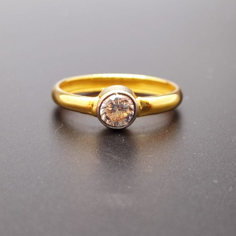 18 ct. gold ring single round diaomond