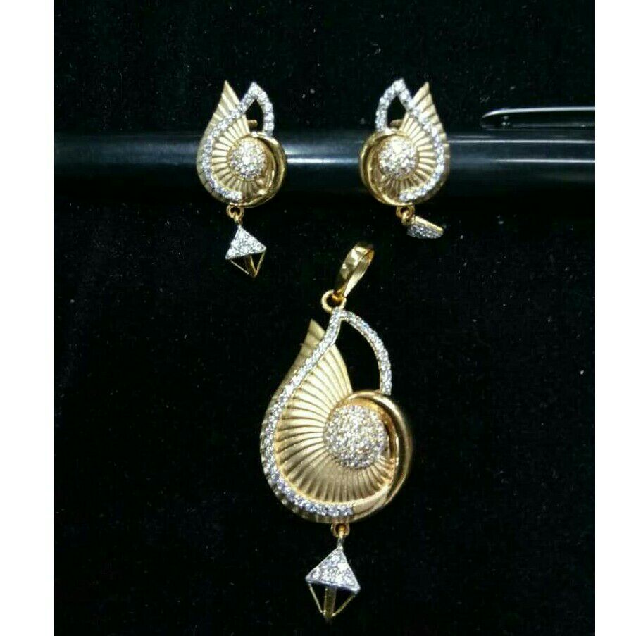 18K / 750 CZ Ladies Gold Pendant Set