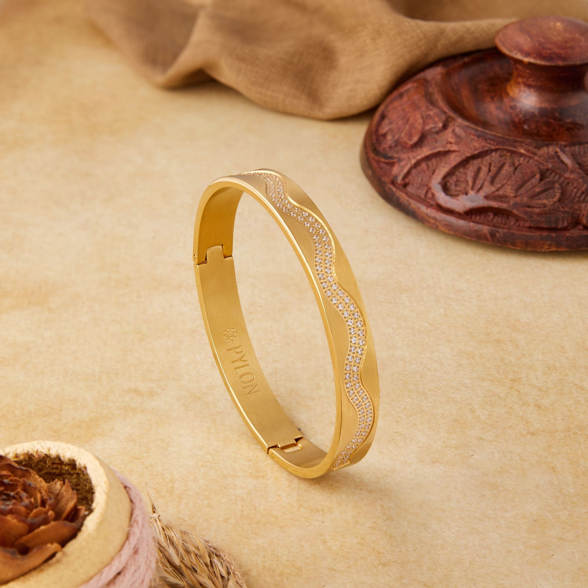 Waveform in gold Bracelet