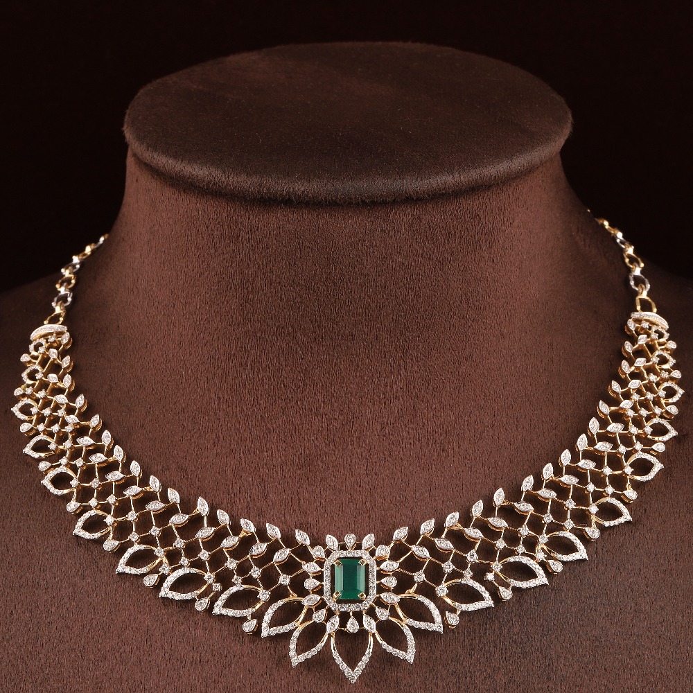 18kt yellow gold pan shaped diamond necklace