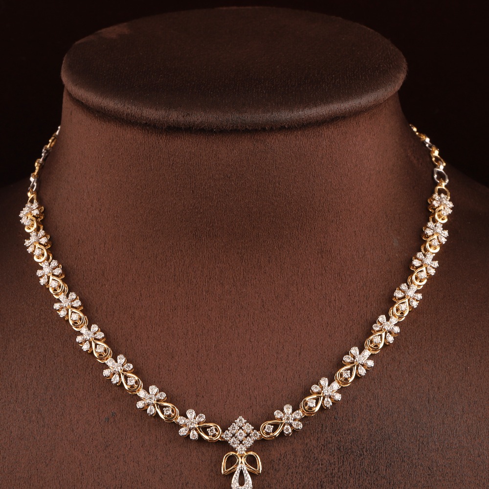 18kt yellow gold flower shaped diamond necklace