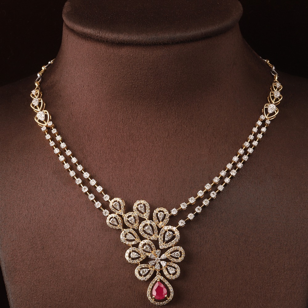 18kt yellow gold flower shaped  diamond necklace