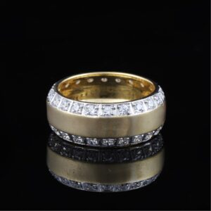 18K Gold Sparkling Diamond Ring