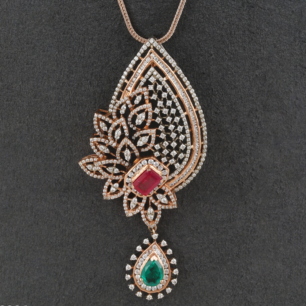 18KT Gold Trending Diamond Pendant Set