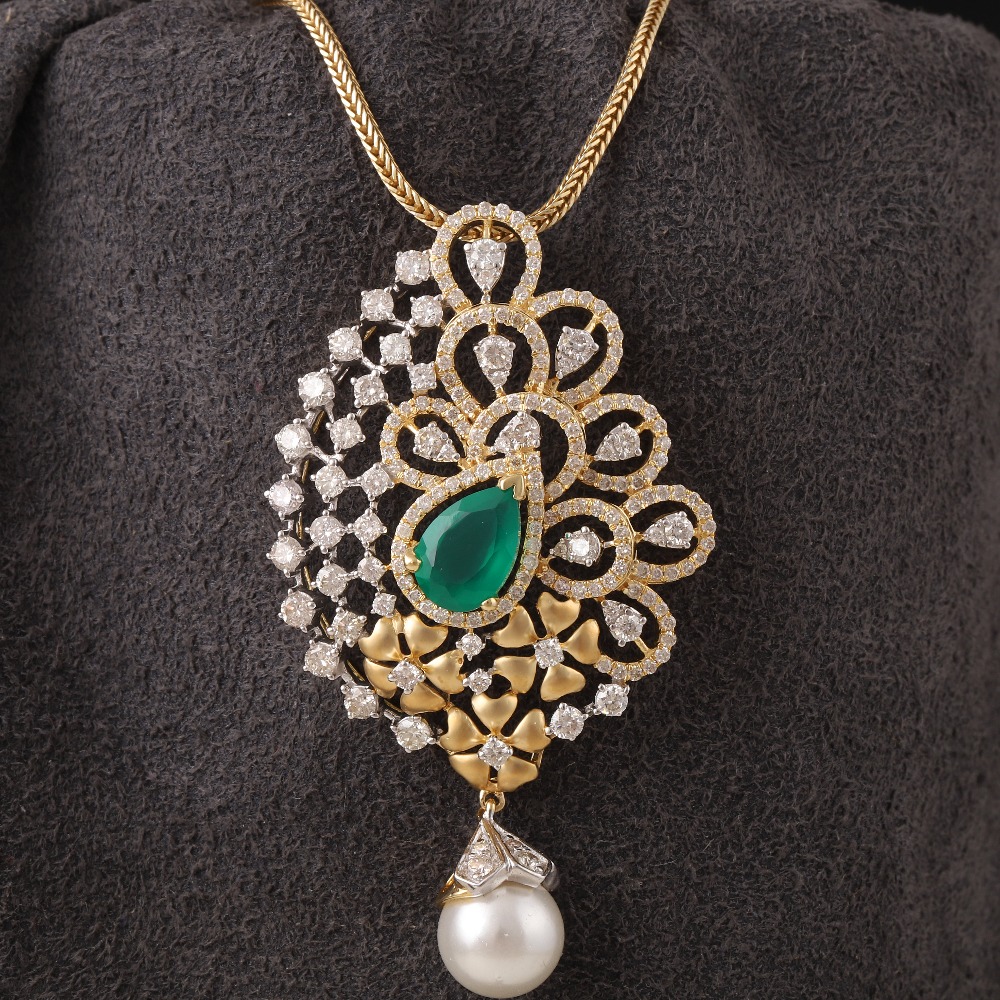 18KT Gold Shining Diamond Pendant Set
