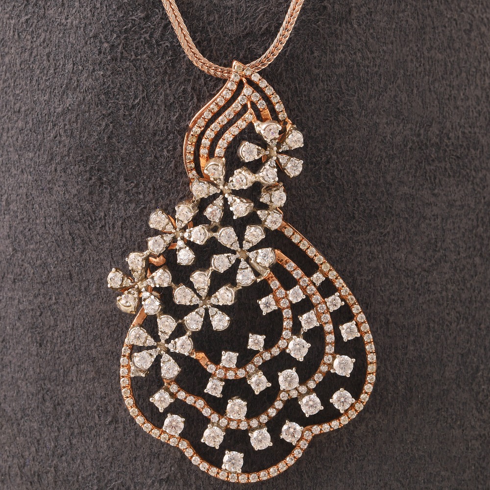 18KT Gold Gorgeous Design Diamond Pendant Set