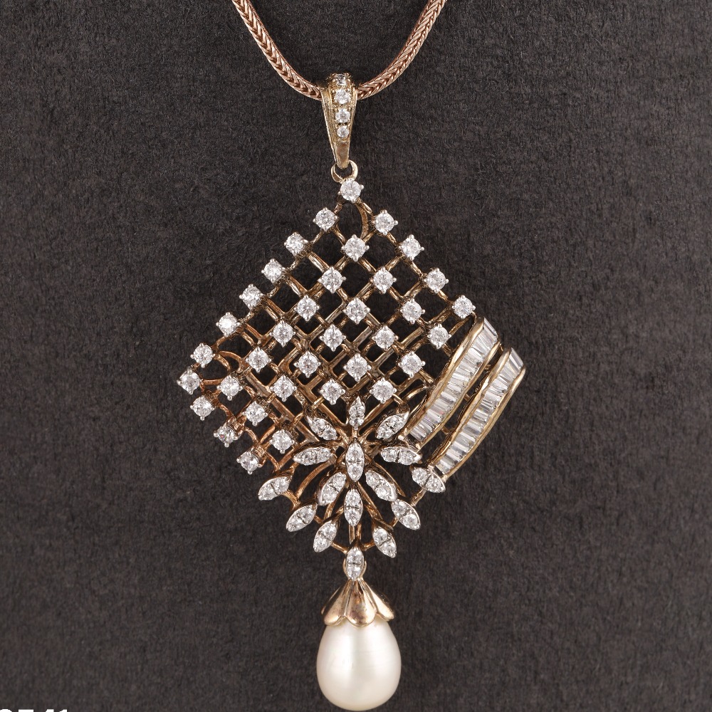 18KT Gold Simple Diamond Pendant Set