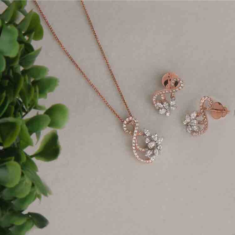 18KT Fancy Designer Diamond Pendant Set
