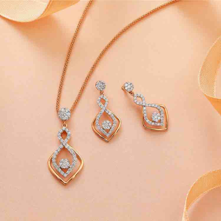 18KT Gold Antique Designer Diamond Pendant Set