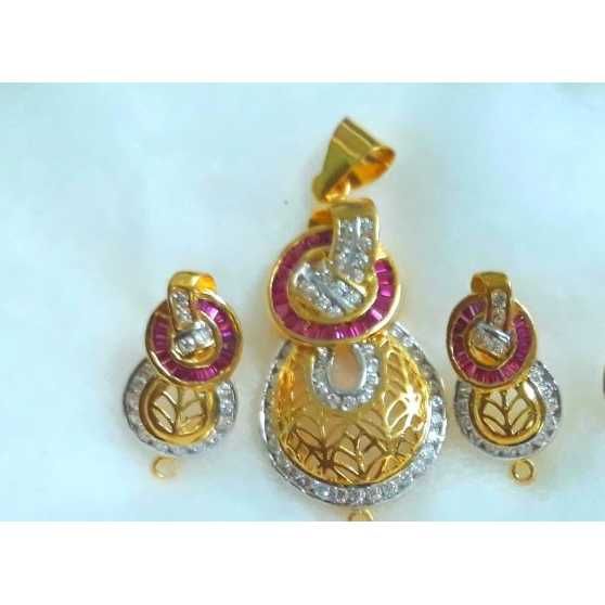 750 Gold Ladies Indian Fancy Pendant Set