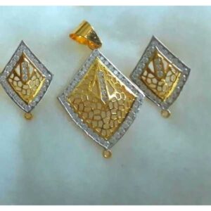 18KT Gold Ladies Indian Fancy Pendant Set Yellow
