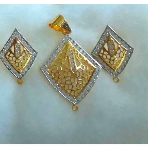 18KT Gold Ladies Indian Fancy Pendant Set Yellow