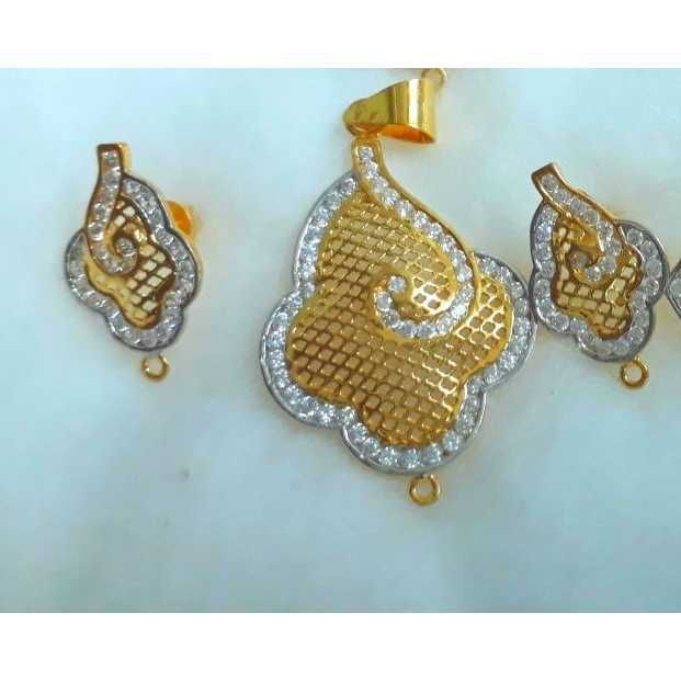 18KT Ladies Gold Fancy Studded Pendant Set