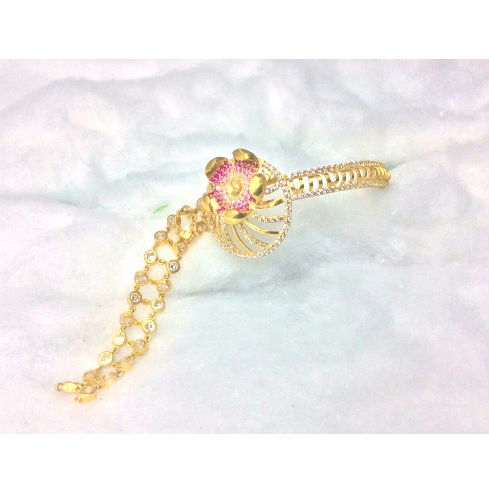 18KT Flower Style Ladies Gold Bracelete