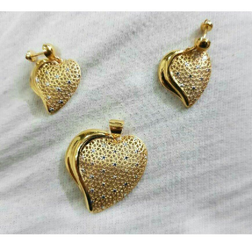 18kt Gold Fancy Ladies Pendant Set
