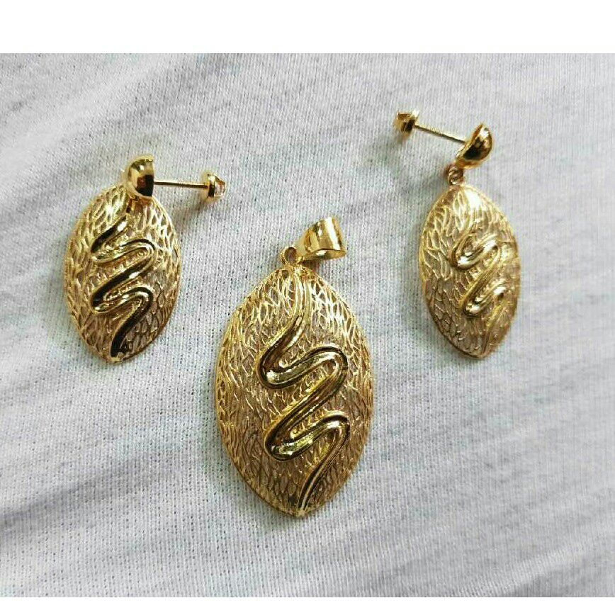 18kt Gold Attractive Ladies Pendant Set