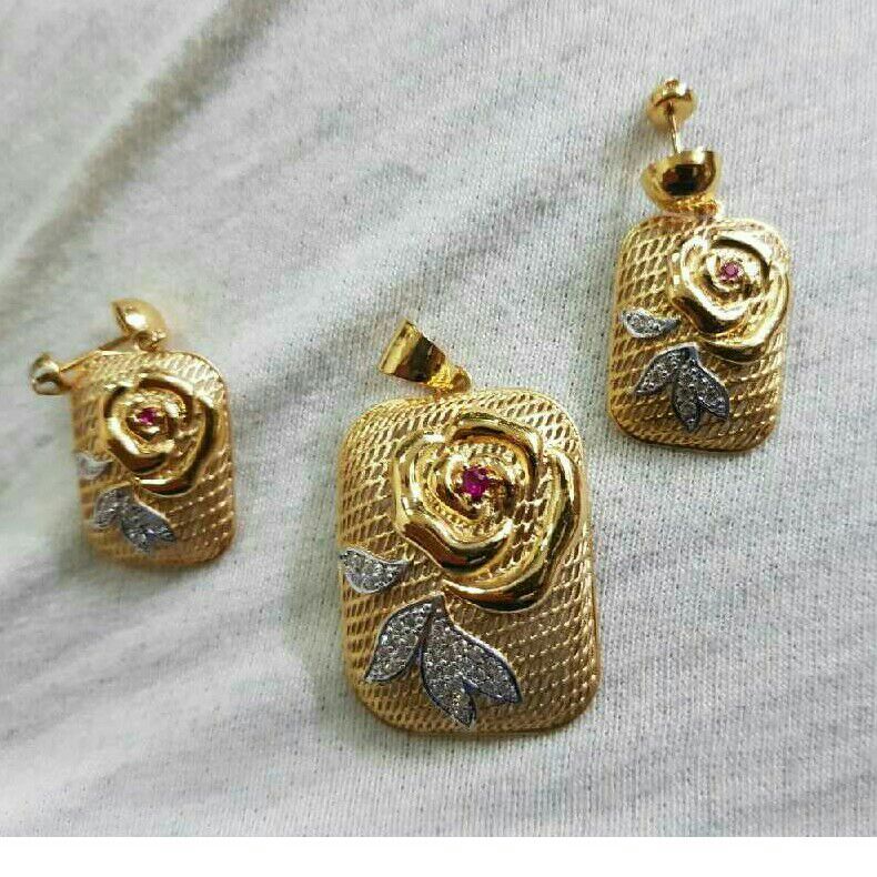 18kt Gold Fancy Ladies Pendant Set