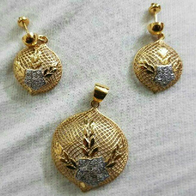 18kt Gold Fancy Ladies Pendant Set