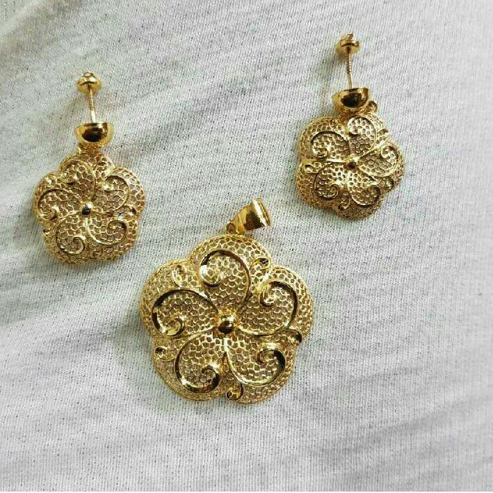 18kt Gold Fancy Ladies Pendant Set